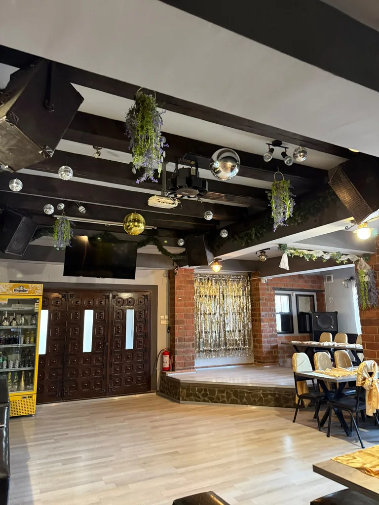 Sala de club, vedere de ansamblu cu ring de dans și scenă