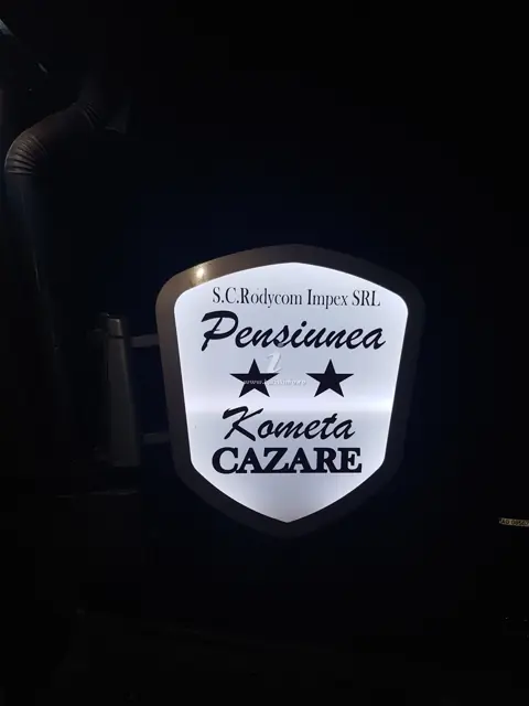 Firma luminoasă Pensiunea Kometa, două stele