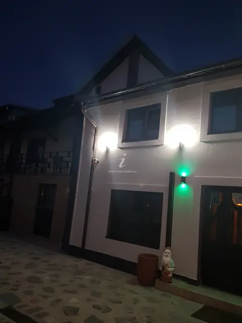 Clădirea pensiunii noaptea, din lateral