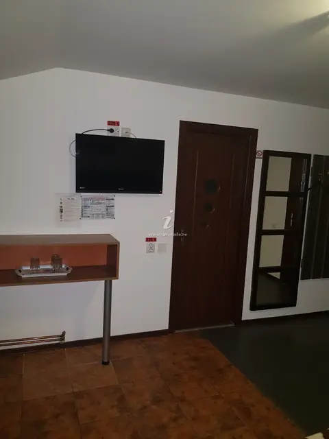Cameră cu televizor pe perete