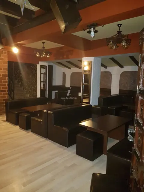 Sala de club cu mese și canapele