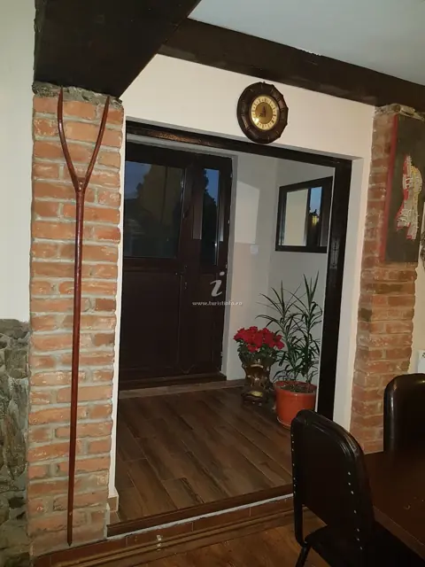 Hol de intrare cu perete de cărămidă