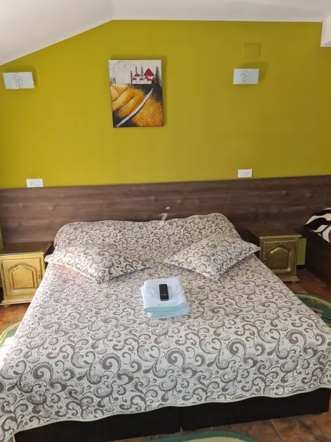 Cameră cu perete galben