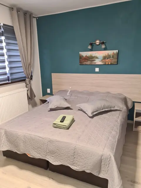 Cameră cu perete turcoaz