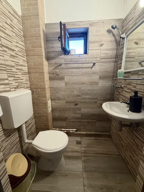 Baie cu duș și faianță imitație lemn
