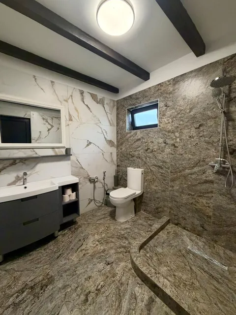 Cabana Kometa: baie cu gresie imitație marmură și duș walk-in