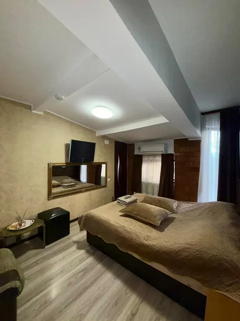 Cameră cu tavan înclinat, oglindă și TV