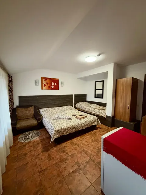 Cameră cu pat dublu, fotoliu și dulap