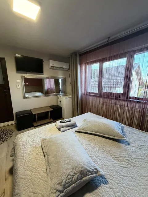 Cameră cu pat dublu, TV și oglindă