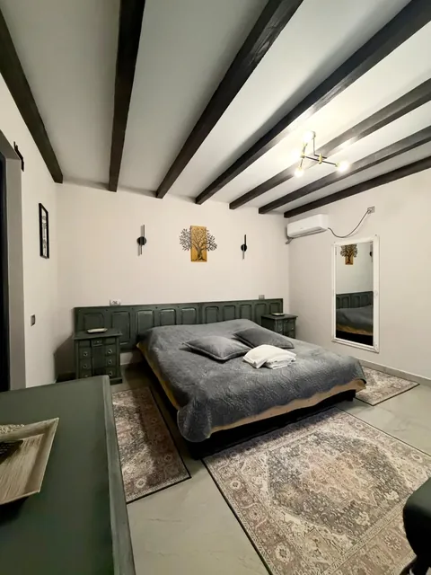Cabana Kometa: cameră cu pat dublu și oglindă