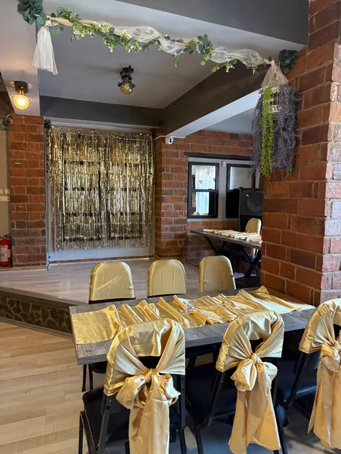 Sala de club, scena cu scaune îmbrăcate în auriu