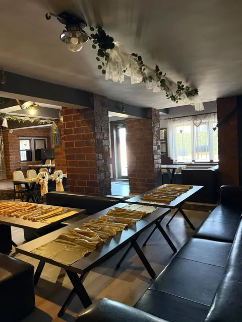 Sala de club, mese lungi și banchete din piele
