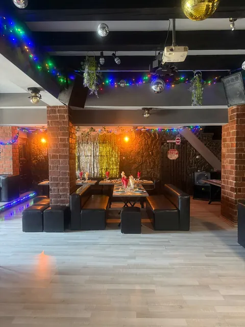 Sala de club cu lumini colorate și banchete