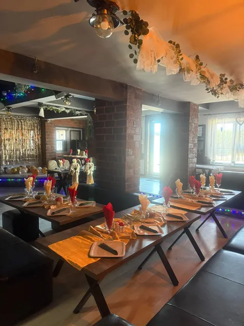 Sala de club, mese întinse pentru petrecere