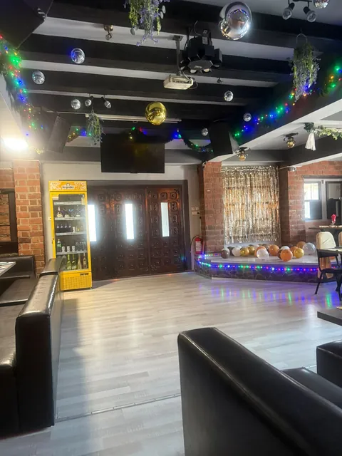 Sala de club, ringul de dans și frigiderul cu băuturi