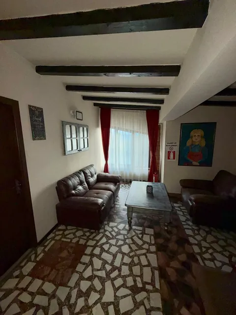 Hol-living cu canapea de piele și grinzi de lemn