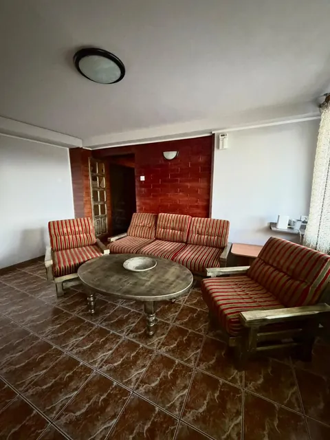Hol-living cu fotolii și măsuță rotundă
